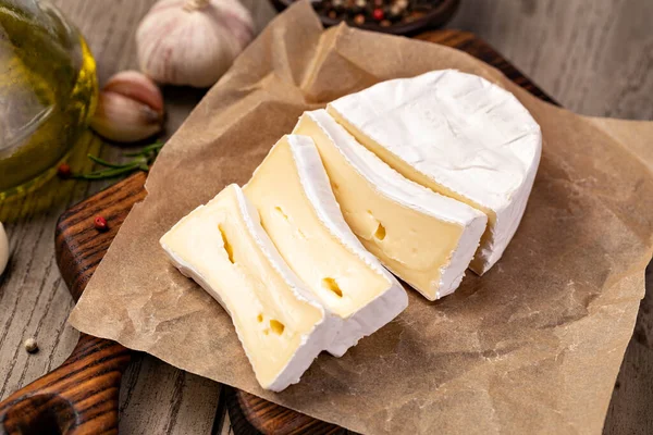 Queso Brie Sobre Fondo Madera — Foto de Stock