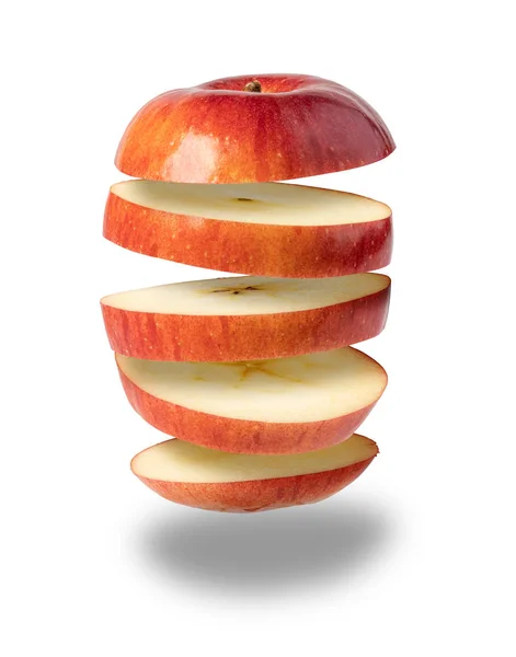飞行的苹果 孤立在白色背景上的红色苹果切成薄片 — 图库照片