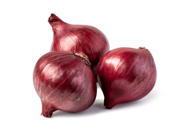 Beyaz arkaplanda kırmızı soğan izole edildi
