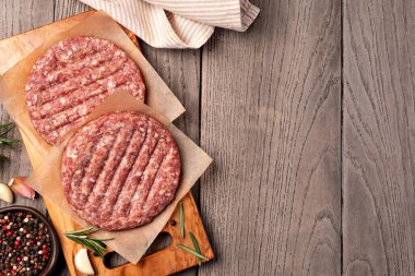 Ham zemin sığır eti hamburger biftek pirzola ahşap arka plan üzerinde