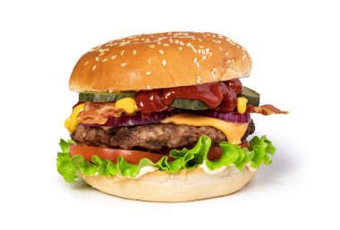 Beyaz arkaplanda izole edilmiş lezzetli çizburger. 