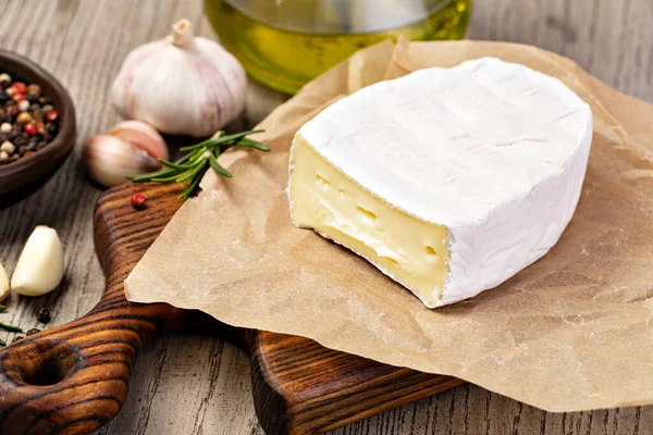 Brie Cheese Wooden Background — Stock Photo, Image