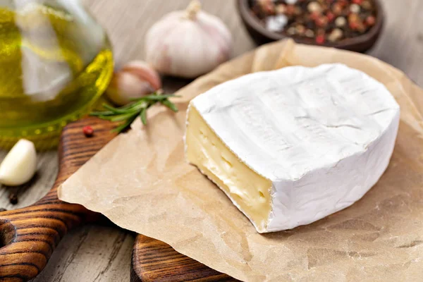 Queso Brie Sobre Fondo Madera — Foto de Stock