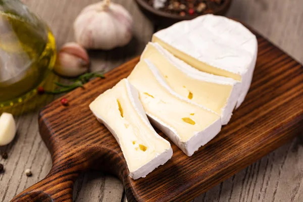 Queso Brie Sobre Fondo Madera — Foto de Stock
