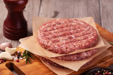 Ham zemin sığır eti hamburger biftek pirzola ahşap arka plan üzerinde