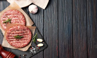 Ham zemin sığır eti hamburger biftek pirzola ahşap arka plan üzerinde