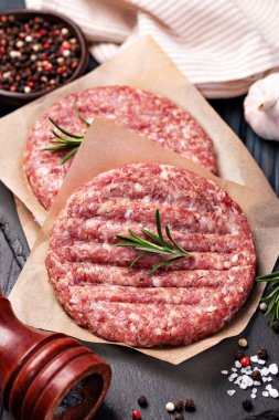 Ham zemin sığır eti hamburger biftek pirzola ahşap arka plan üzerinde