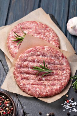 Ham zemin sığır eti hamburger biftek pirzola ahşap arka plan üzerinde