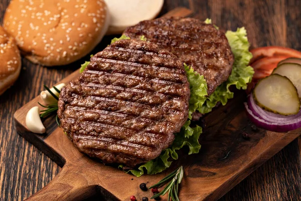 Chuletas Carne Fresca Sobre Fondo Madera — Foto de Stock