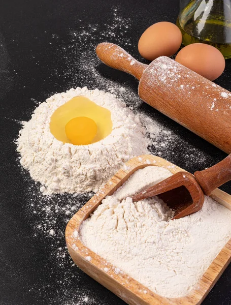 Rolling Pin White Flour Dark Background Top View — Stock Photo, Image