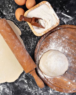 Hamur hazırlığı. Üzerinde un olan merdane..