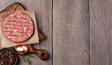 Ham zemin sığır eti hamburger biftek pirzola ahşap arka plan üzerinde
