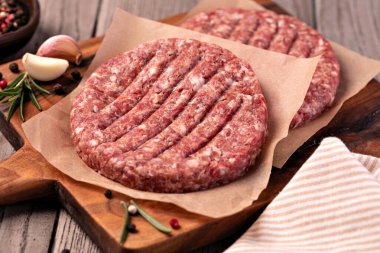 Ham zemin sığır eti hamburger biftek pirzola ahşap arka plan üzerinde