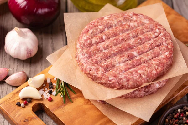 Ham Zemin Sığır Eti Hamburger Biftek Pirzola Ahşap Arka Plan — Stok fotoğraf