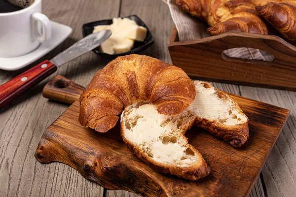 新鲜的法国羊角面包 桌上有黄油 — 图库照片