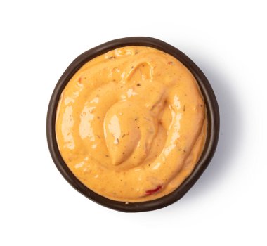 Beyaz arkaplanda izole edilmiş Kokteyl soslu kase