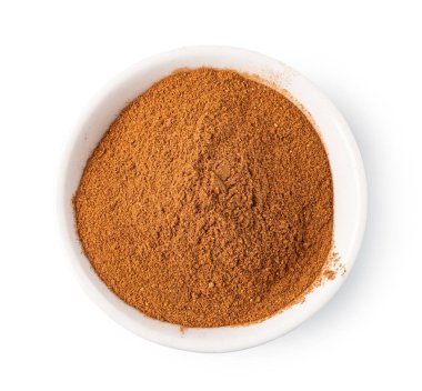 beyaz zemin üzerine tarçın baharat