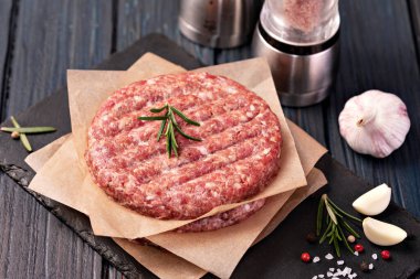 Ham zemin sığır eti hamburger biftek pirzola ahşap arka plan üzerinde