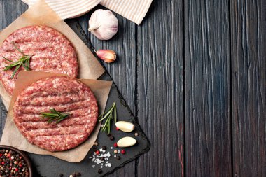 Ham zemin sığır eti hamburger biftek pirzola ahşap arka plan üzerinde