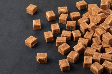 Siyah arkaplanda küp şeker