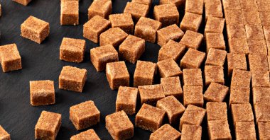 Siyah arkaplanda küp şeker