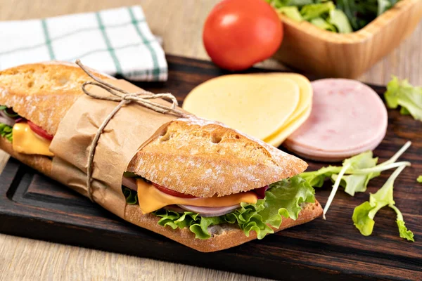チーズ ベーコン トマト レタスと新鮮な潜水艦サンドイッチ — ストック写真