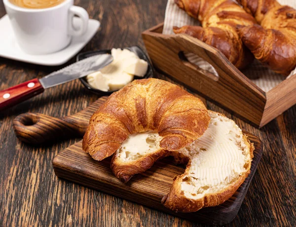 Frische Französische Croissants Mit Butter Auf Dem Tisch — Stockfoto