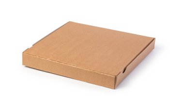 Beyaz zemin üzerinde etiketsiz pizza kutusu izole