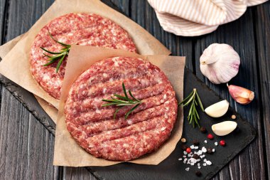 Ham zemin sığır eti hamburger biftek pirzola ahşap arka plan üzerinde