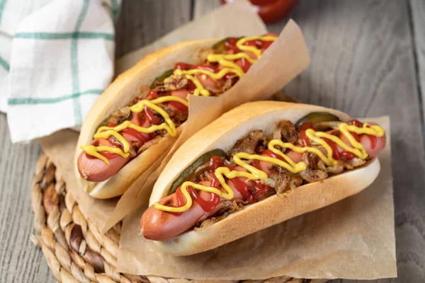 Hot Dog Alla Griglia Con Senape Gialla Ketchup Tavolo Legno — Foto Stock