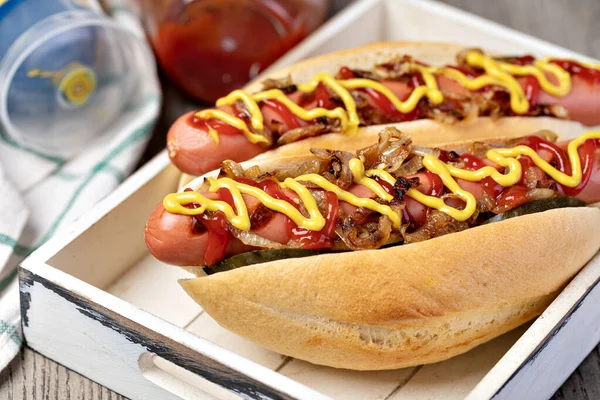 Hot Dog Alla Griglia Con Senape Gialla Ketchup Tavolo Legno — Foto Stock