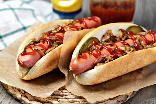 Hot Dog Alla Griglia Con Ketchup Tavolo Legno — Foto Stock