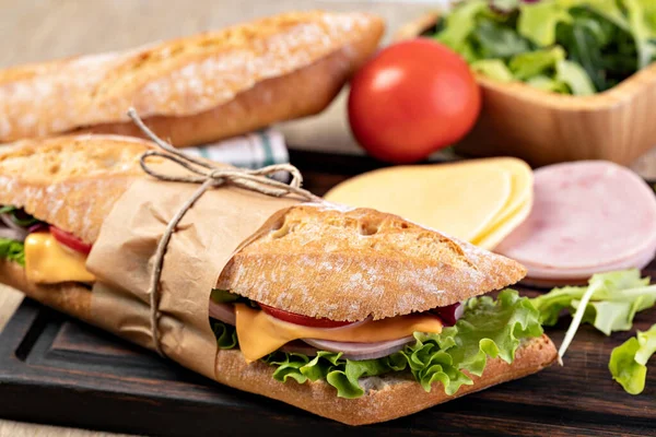 Verse Onderzeese Sandwich Met Ham Kaas Spek Tomaten Sla Houten — Stockfoto