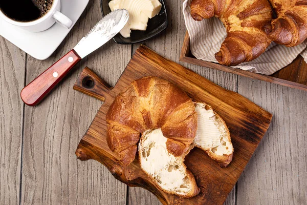 Croissants Franceses Frescos Com Manteiga Uma Mesa — Fotografia de Stock