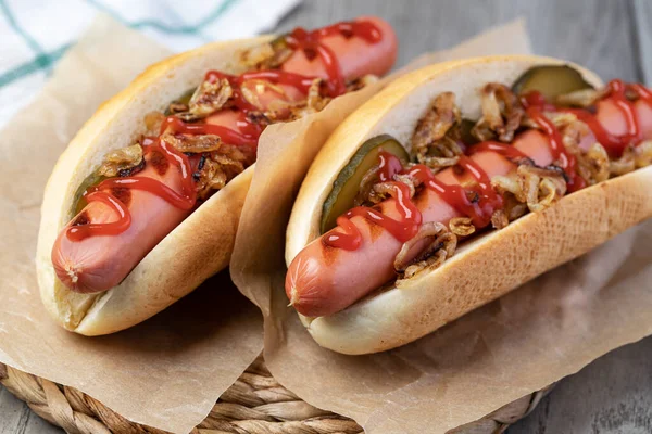 Grillezett Hot Dog Ketchuppal Asztalon — Stock Fotó