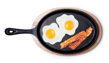 Kızartma tavasında yumurta, beyaz arka planda izole edilmiş.