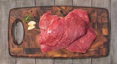 Kesme tahtasındaki çiğ et.