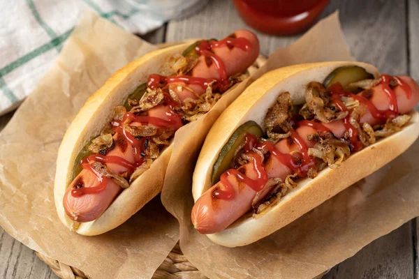 Churrasco Cachorro Quente Grelhado Com Ketchup Mesa Madeira — Fotografia de Stock