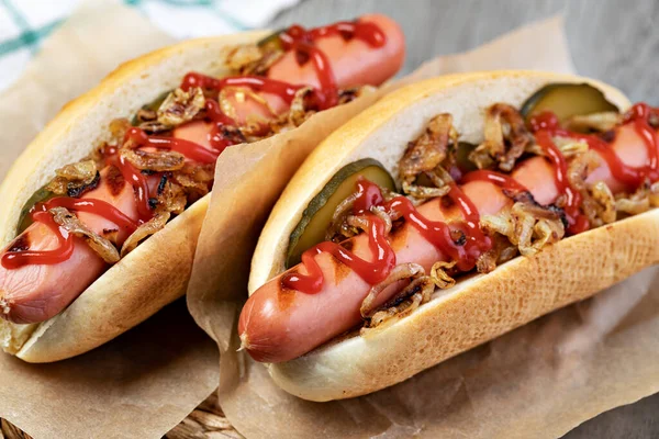 Hot Dog Alla Griglia Con Ketchup Tavolo Legno — Foto Stock