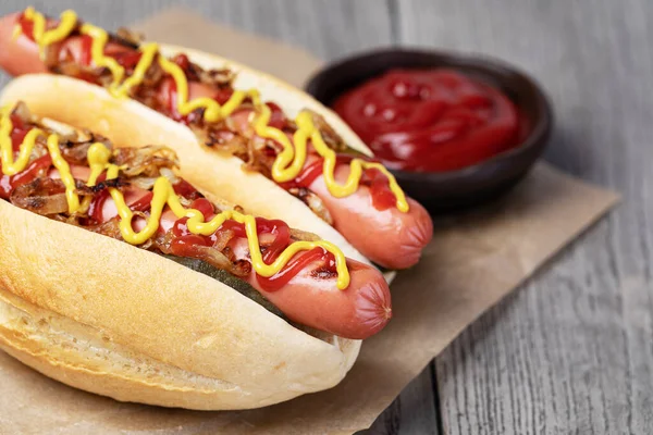 Grillezett Hot Dog Sárga Mustárral Ketchup Fából Készült Asztalon — Stock Fotó
