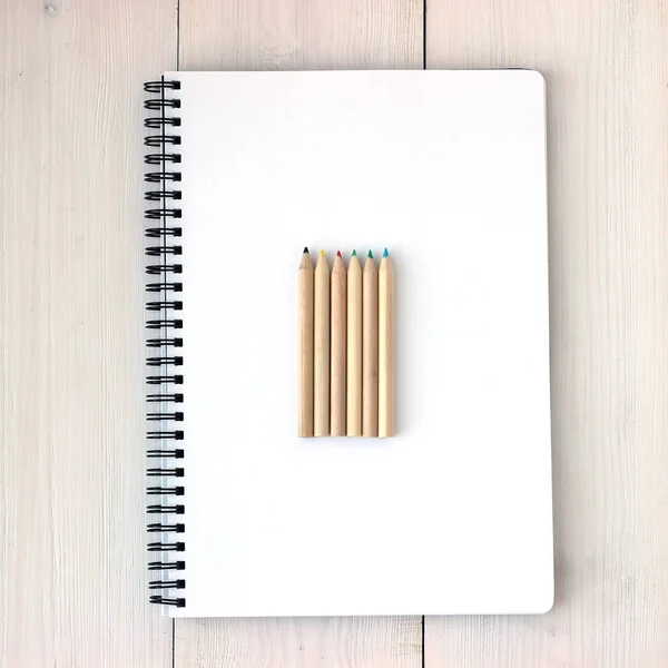 Lápis de cor no caderno de esboços, conceito de desenho, vista superior — Fotografia de Stock