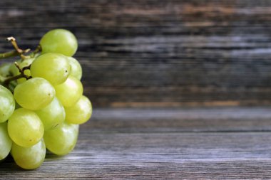 Koyu ahşap arka plan kopya alanı ile taze üzüm