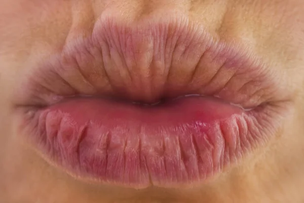 Hermosos labios suaves. Los labios hacen un beso . —  Fotos de Stock