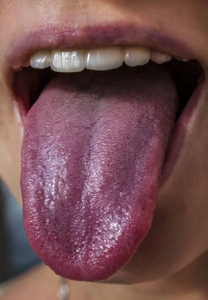 Giovane ragazza mostra lingua . — Foto Stock