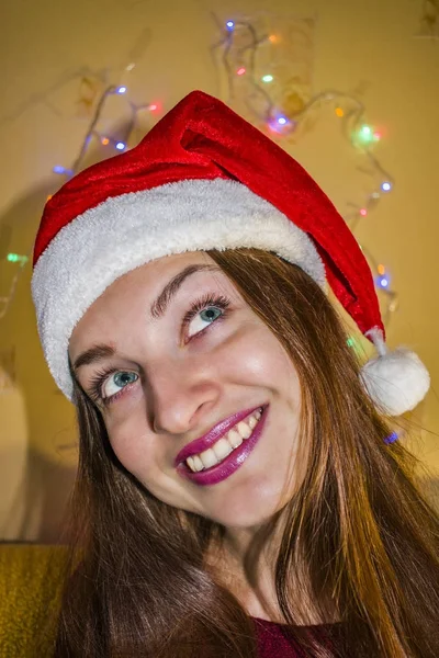 Szczęśliwy piękna dziewczyna uśmiechając się w czerwony kapelusz Boże Narodzenie. — Zdjęcie stockowe