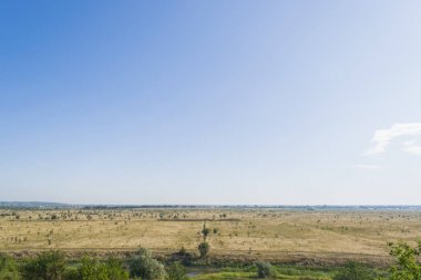 Büyük bir alan üzerinde mavi gökyüzü. Güzel manzara