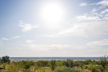 Çok parlak güneş parlar. Dağdan görüntülemek