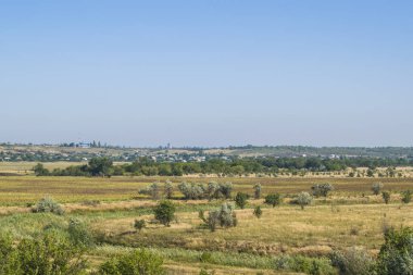 Büyük bir alanında, tüm solmuş mavi gökyüzü