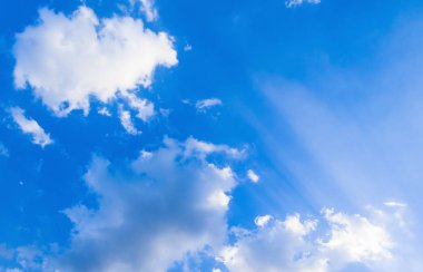 Beyaz bulutlu mavi gökyüzü