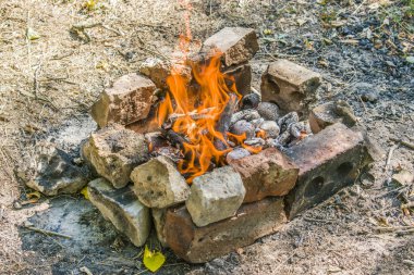 Sıcak bir yaz gününde, şenlik ateşi yanar..